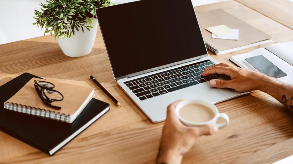 Detaillierte Arbeitsumgebung mit professionellen Werkzeugen und Materialien