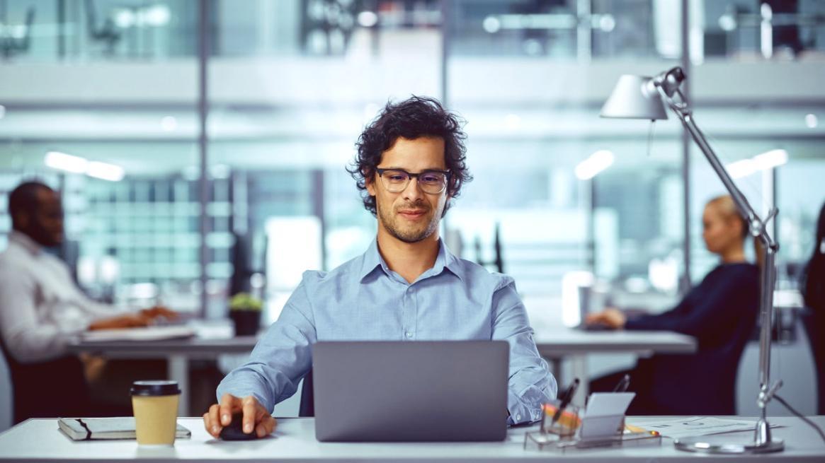 Teilnehmer während einer Meisterklasse in konzentrierter Lernatmosphäre